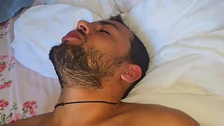 Despertando o macho pauzudo em sua cama com aquele tes&atilde;o matinal&period;